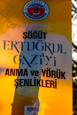 Sogut, Bilecik / Türkiye - 08 Eylül 2019: Ertugrul Gazi, Yoruk Festivali, Ertugrul Gaziyi ve Yoruk senlikleri anısına yapılan kutlamaların bayrağı