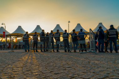 Sogut, Bilecik / Türkiye - 08 Eylül 2019: Kontrol noktasında duran polis memurları ve polis kadınların arka görünümü