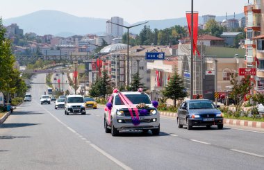 Bilecik / Türkiye - 08 Eylül 2019: Farları ve klakson ile sokakta düğün konvoyu