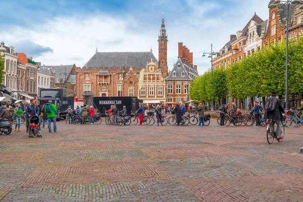 哈莱姆 2019年10月6日 人们在市中心步行和骑自行车 哈莱姆是荷兰北部省的首府 也是旅游胜地 — 图库照片