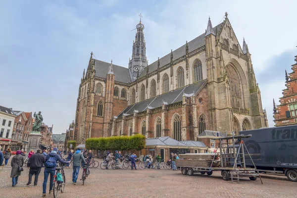 哈莱姆 2019年10月6日 人们在市中心步行和骑自行车 哈莱姆是荷兰北部省的首府 也是旅游胜地 — 图库照片