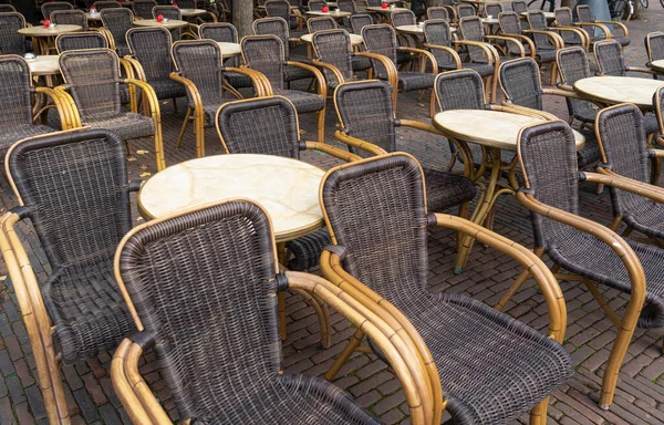 Kahverengi koltukların arka planında. Dışarıda boş koltuklar var..