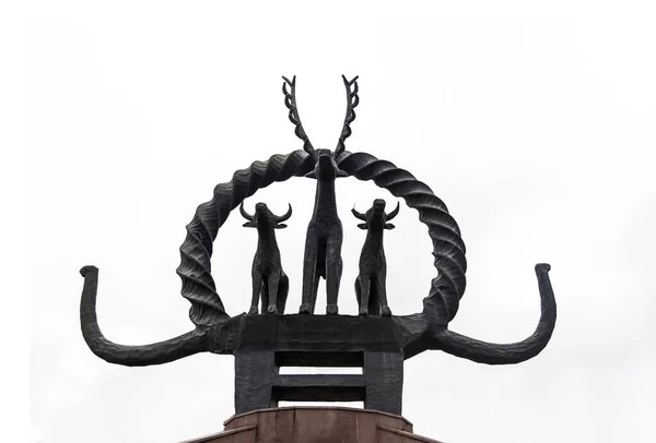 Ankara / Türkiye-01 Aralık 2018: Hitit Güneş heykeli yalnız beyaz arkaplan ile Sihhiye Meydanı 'nda yer alıyor