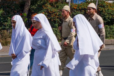 Ankara / Türkiye - 30 Ağustos 2019: Hilal hemşireleri ve Osmanlı askerleri eski tarihi üniforma törenlerinde