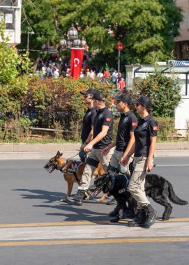 Ankara / Türkiye - 30 Ağustos 2019: Zafer Günü onuruna Türkiye silahlı kuvvetlerinin geçit töreni. Köpekli K9 polisi gücü göstermek için yürüyüşe geçti..