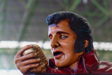 Ankara / Türkiye - 01 Eylül 2019: Antika pazarında küçük Elvis Presley figürü. Elvis Presley bir mikrofon tutuyor