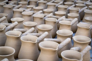 Türkiye 'de Bilecik' te çok tencere var. Kil kapları üreten bir fabrika. Çömlek sıralarını simetrik olarak ayarla.
