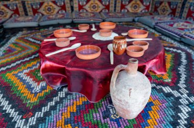 Eski tarz masa, bir çadırda zemin masası.