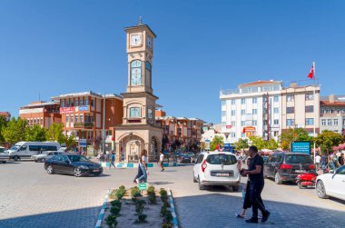 Emirdağ, Afyonkarahisar / Türkiye - 13 Ağustos 2019: Saat kulesine sahip şehir merkezi