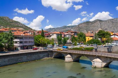 Amasya / Türkiye - 09 Ağustos 2019: Panoramik Amasya şehir manzarası. Güzel nehir manzarası ve dağlar arasında Amasya şehri..