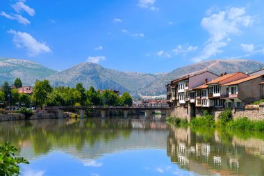 Amasya / Türkiye - 09 Ağustos 2019: Panoramik Amasya şehir manzarası. Güzel nehir manzarası ve dağlar arasında Amasya şehri..