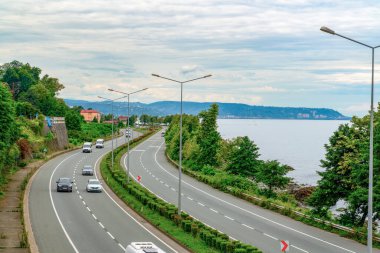 Surmene, Trabzon / Türkiye 07 Ağustos 2019: Karadeniz Sahil Yolu, Türkiye 'nin kuzeyinde Karadeniz kıyısına hizmet veren önemli bir batı-doğu devlet yoludur..