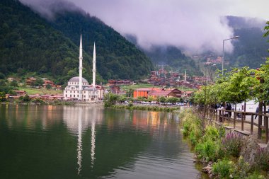 Trabzon / Türkiye - 07 Ağustos 2019: Türkiye 'de turistik ilgi çeken Uzungol' un panoramik görünümü.