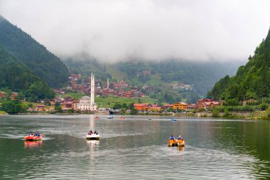 Trabzon / Türkiye - 07 Ağustos 2019: Uzungöl 'ün panoramik görünümü Türkiye' de turistik bir ilgi odağı. Uzungol 'da sürat tekneleri.