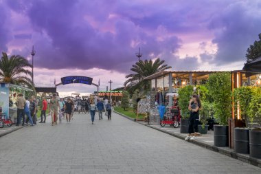Batumi, Adjara / Gürcistan - 5 Ağustos 2019: Batumi Rıhtımı, Batumi Bulvarı 'nda bulunan bir turistik merkezdir. İnsanlar Batum Rıhtımı 'nı seviyor.