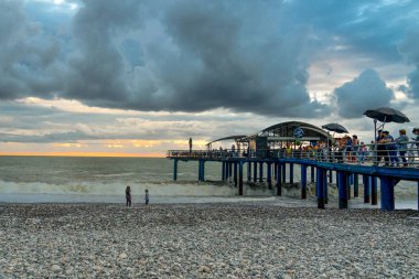 Batumi, Adjara / Gürcistan - 5 Ağustos 2019: Batumi Rıhtımı, Batumi Bulvarı 'nda bulunan bir turistik merkezdir. İnsanlar Batum Rıhtımı 'nı seviyor.