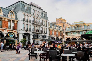 Batumi, Adjara / Georgia - 05 Ağustos 2019: Halkın kafesi ve restoranından keyif alan şehir merkezi.