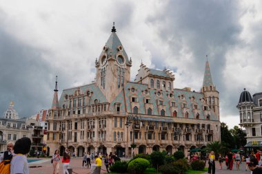 Batumi, Adjara / Gürcistan - 05 Ağustos 2019: Güzel malikaneli Avrupa Meydanı.