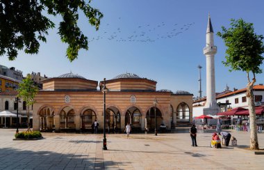 Kastamonu / Türkiye - 4 Ağustos 2019: Kastamonu şehir merkezi (şehir merkezi) Nasrullah Kadi Camii ve etrafında Müslüman kadınlar
