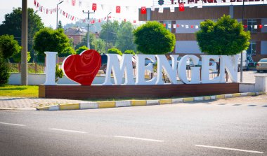 Mengen, Bolu / Türkiye - 03 Ağustos 2019: Şehir merkezindeki Megen metin heykelini seviyorum