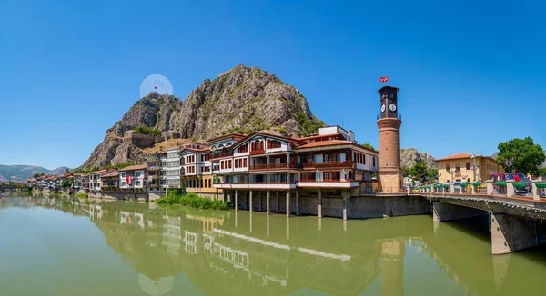 Panoramik Amasya şehir manzarası, Türkiye. Güzel nehir manzarası ve dağlar arasında Amasya şehri..
