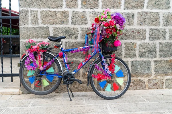 Véritable Vélo Décoré Avec Des Fleurs Plastique Tissu Penché Mur — Photo