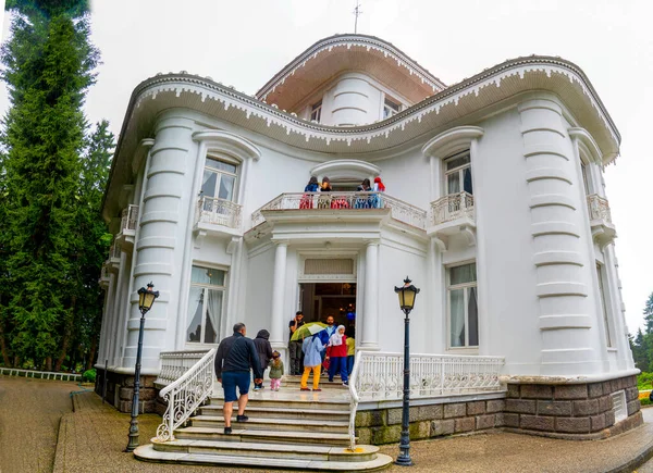 Trabzon / Türkiye - 05 Ağustos 2019: Trabzon 'daki Atatürk Köşkü' nün dış görünümü. Eski Kapagiannidis yazlığı. Günümüzde Arap turistler için çok popüler..