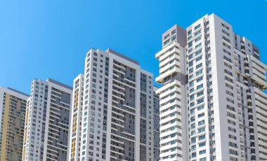 Mavi gökyüzü olan modern apartmanlar. Ankara, Türkiye.