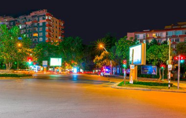 Ankara / Türkiye - 28 Temmuz 2019: Bahcelievler Mahallesi, Bahceli Mahallesi ya da Bahceli Mahallesi de geceleri kullanılan bir turistik caddedir.