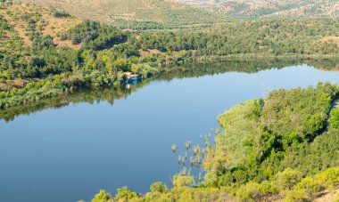 Güneşli bir günde Eymir Gölü manzarası, Ankara, Türkiye