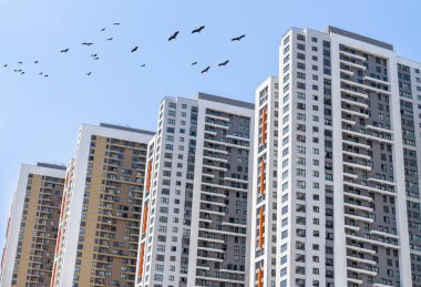 Mavi gökyüzü olan modern apartmanlar. Ankara, Türkiye.