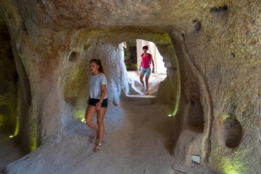 Kapadokya / Türkiye - Temmuz 07 2019: Uchisar mağaralarını ziyaret eden turistler. Uchisar kalesinde. Hareket efekti, seçici odak.