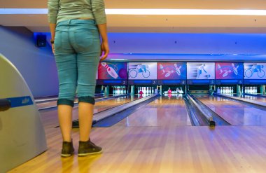 Ankara / Türkiye-Mayıs 01-2019: Kadın bowling topu vuruş puanı toplarına vuruyor
