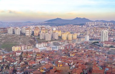 Kentin gecekondu mahallesi ve yeni apartmanların bir parçası, Ankara ve Türkiye