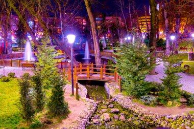 Kugulu Parkı popüler bir yerdir. Gece vakti Kugulu Parkı, uzun süre açık.