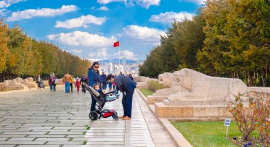 Ankara / Türkiye - 10 Mart 2019: Anitkabir 'deki Aslanlar Yolu' nda ziyaretçiler