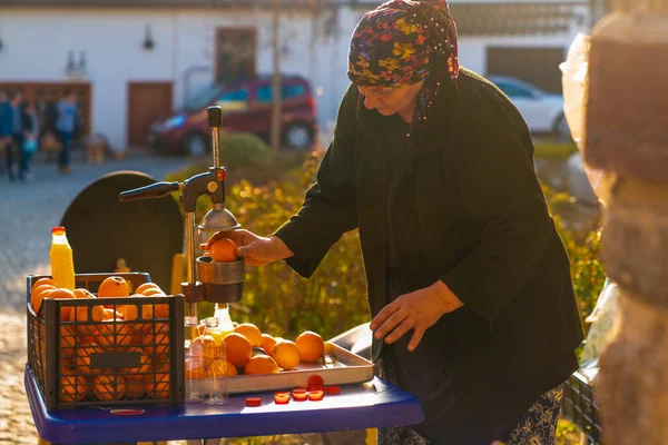 Ankara Turcja Lutego 2019 Wyciąg Soku Pomarańczowego Ulicy Lokalna Kobieta — Zdjęcie stockowe