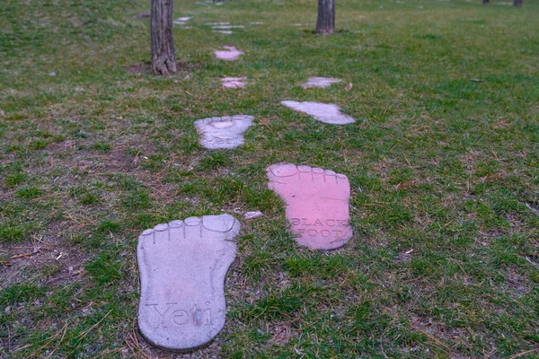 アンカラ トルコ 2019年3月2日 公園内のイエティとブラックフットの足の形のタイル — ストック写真
