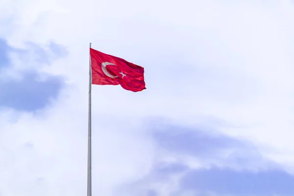 Uma Enorme Bandeira Turca Acenando Céu Azul — Fotografia de Stock