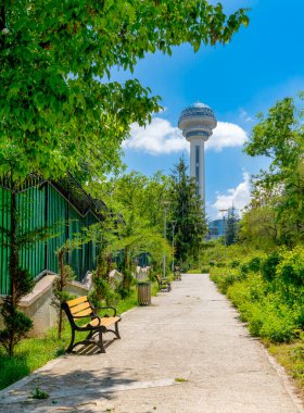 Baharda arka planda Botanik Bahçesi ve Atakule, Ankara ve Türkiye