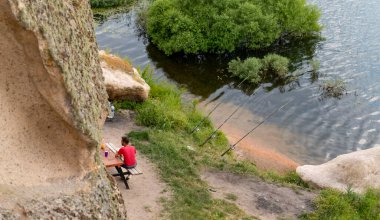 İhsaniye, Afyonkarahisar / Türkiye-08 Haziran 2019: Phrygia Vadisi Tabiat Parki 'deki Emre Gölü' nde balıkçılık yapan balıkçıların hava manzarası (Frig Vadisi Tabiat Parki))