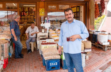 Ankara / Türkiye-16 Haziran 2019: Kuru tahıl yığınları ve sokak pazarında fiyat etiketli fındıklar depolandı.