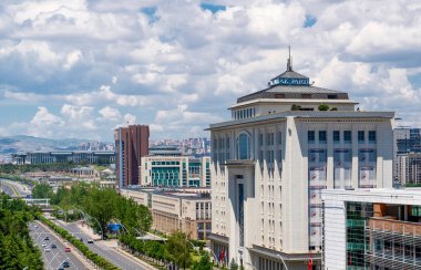 Ankara / Türkiye-23 Haziran 2019: Sogutozu ilçesinde Adalet ve Kalkinma Partisi Genel Merkezi ve arka planda Cumhurbaşkanlığı Ofisi.