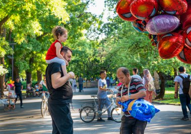 Ankara / Türkiye-23 Haziran 2019: Baba kızına balon alıyor. Baba ve kız kavramı. Bayanlar için, kızlar için..