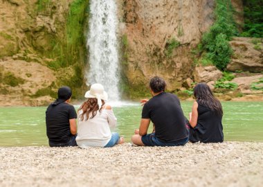 Pinarbasi, Kastamonu / Türkiye-30 Haziran 2019: Ilica şelaleleri yakınlarında oturan ve eğlenen insanlar.