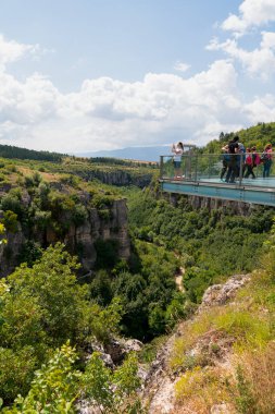Safranbolu, Karabuk / Türkiye-30 Haziran 2019: Kristal Cam Teras 'tan Incekaya Kanyonu' nu izleyen ve fotoğraf çeken insanlar