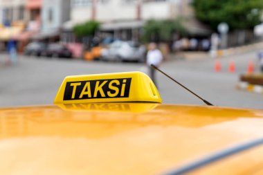 Taksinin çatısında taksi tabelası var. Sokakta taksi bekliyor. Türkiye 'de sarı taksi.