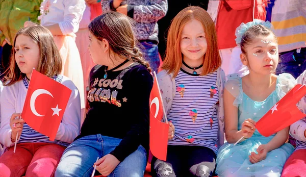 Eskisehir Turquia Abril 2019 Meninas Turcas Com Bandeira Turca Desfrutam — Fotografia de Stock
