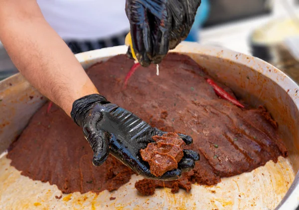 İnsan çiğ eti geleneksel yöntemle yoğurur..