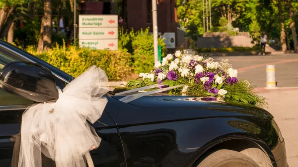 アンカラ トルコ6月23 2019 結婚式ホールの前で待っている黒い結婚式の車 — ストック写真
